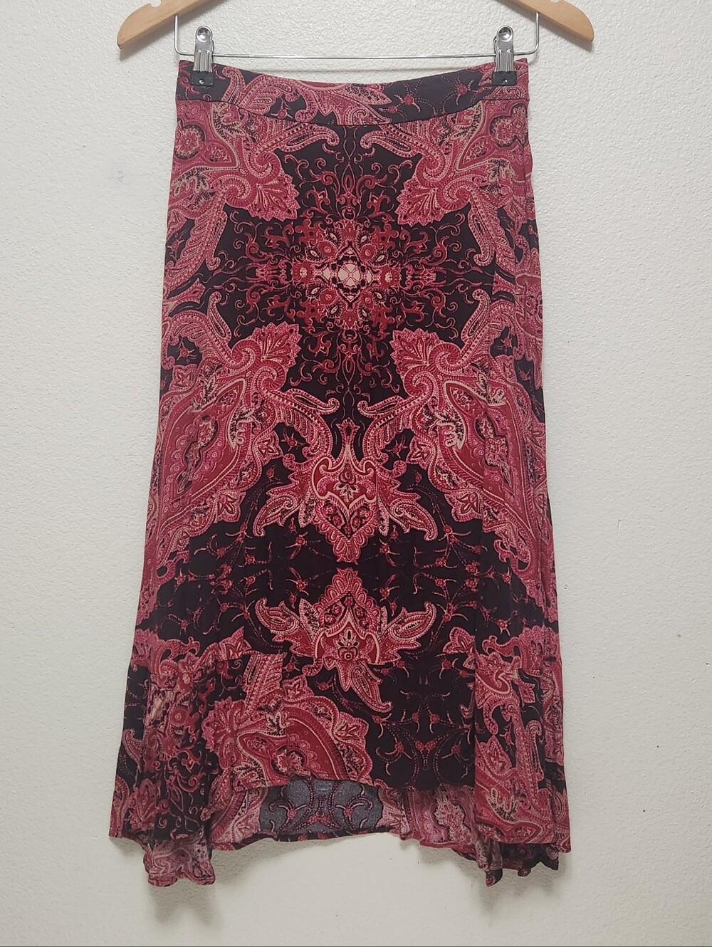 💐NWT Free People At The Shore Skirt Sz 0 Handkerchief Sharkbite Hem Red Paisley - Picture 3 of 16